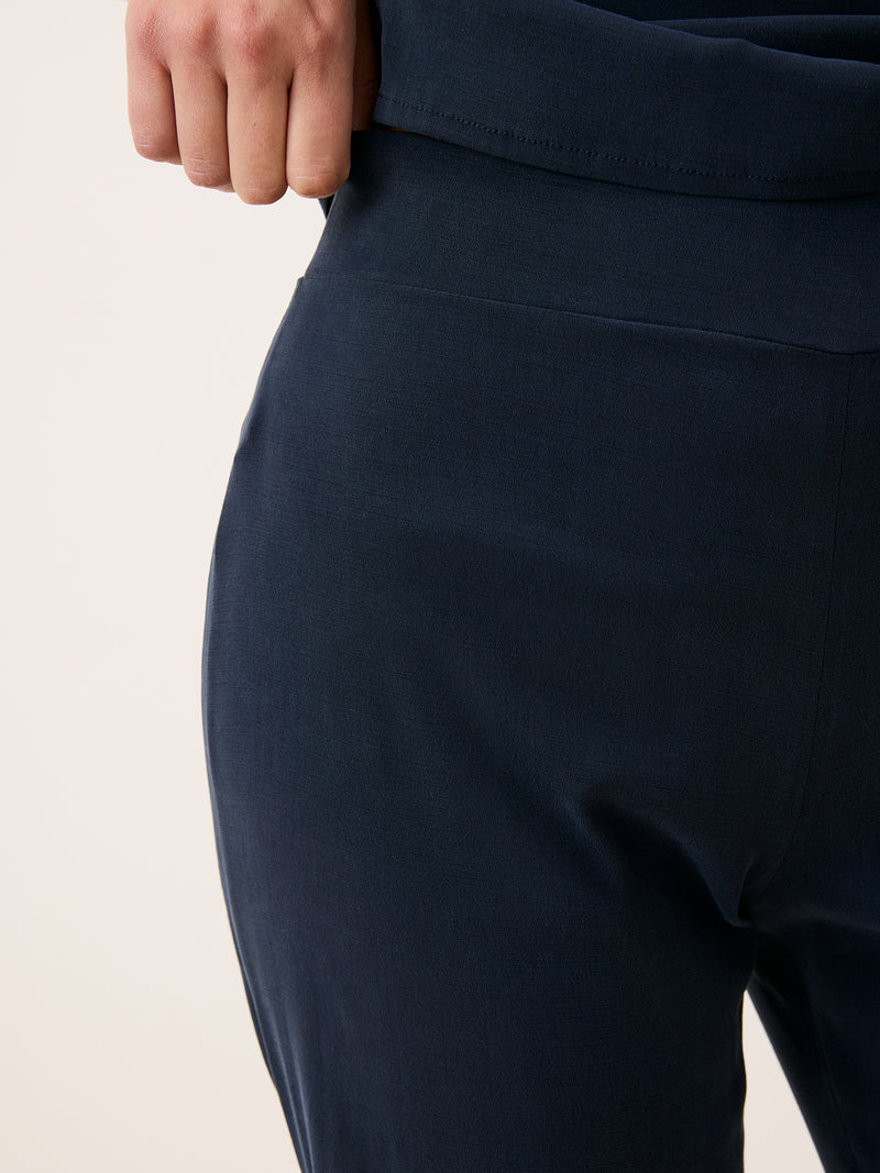 GLENDA navy blue flowing pants, detail of elastic waist by Rouje
